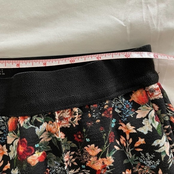 Zara Black Floral High Rise Pull On Tapered Ankle Pants Size Small - Picture 8 of 13